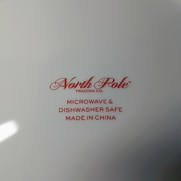 😲 Festive Santa and Reindeer Plates - Picture 7 of 10